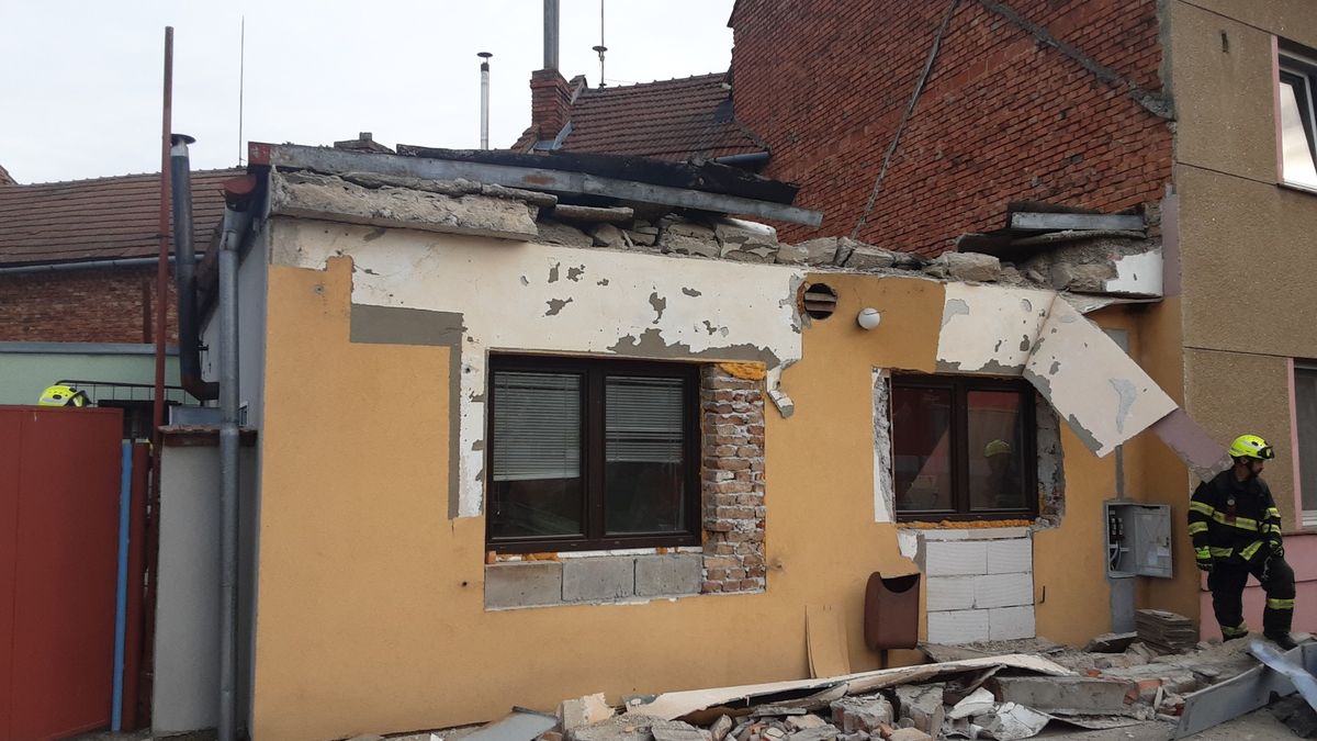 Destrukce rekonstruovaného domu na Prostějovsku, zřítil se strop i střecha
